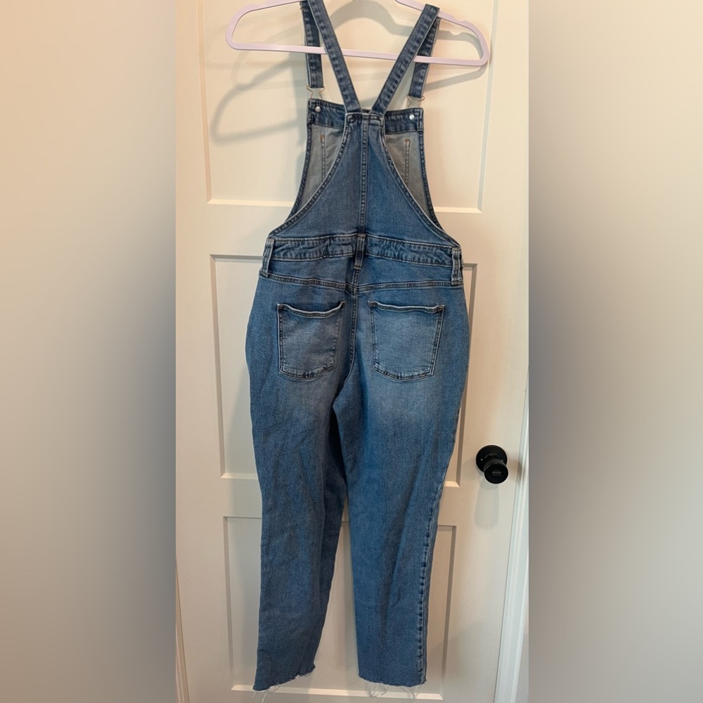 Universal Threads High Rise Cropped Overall Size 6R - Picture 2 of 4